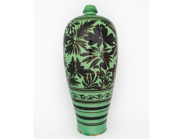 金磁州窯綠釉白地黑彩牡丹紋梅瓶